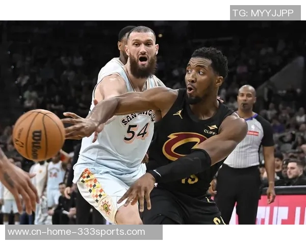 米切尔短暂出战18分钟表现平平贡献7分1板2助2断展现潜力 米切尔短暂出战18分钟表现平平贡献7分1板2助2断展现潜力