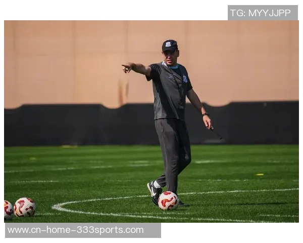 李新翔伤愈随海港队赴迪拜冬训晒照展现团队精神